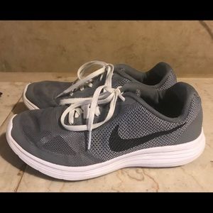 Nike Revolution 3 shoes